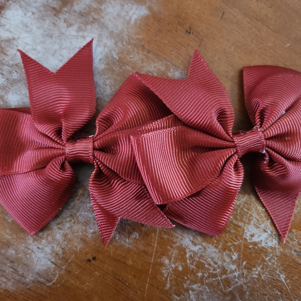 3 pairs bow clips (red, yellow, green)